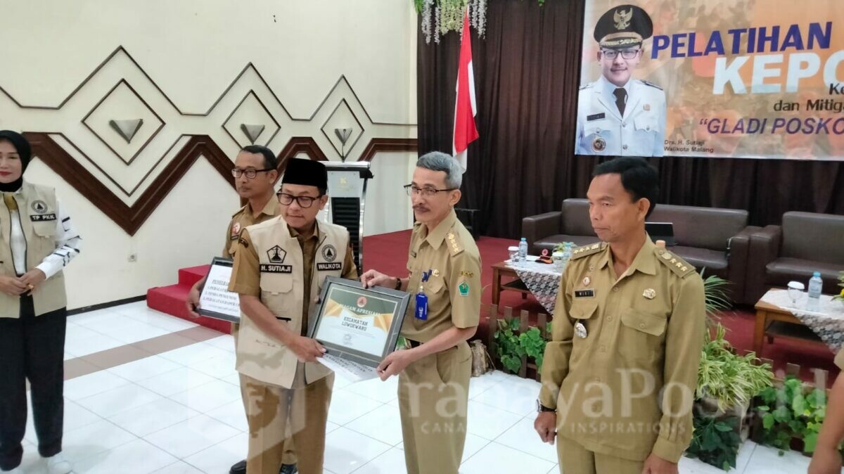 Walikota Malang H Sutiaji memberikan piagam penghargaan kepada para Camat
