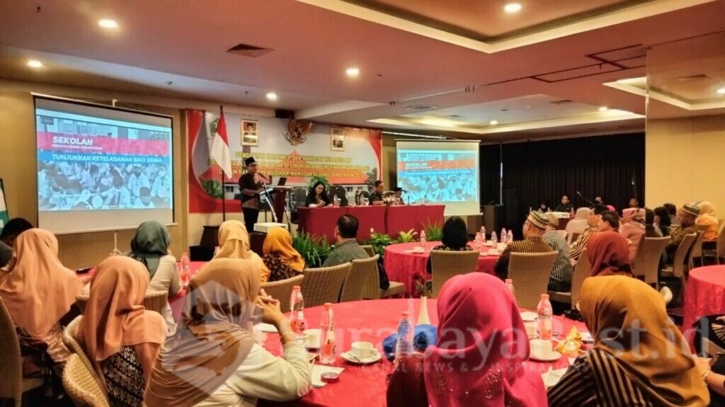 Ratusan peserta kegiatan penguatan karakter dan wawasan kebangsaan tampak mendengarkan arahan dari Walikota Malang H Sutiaji