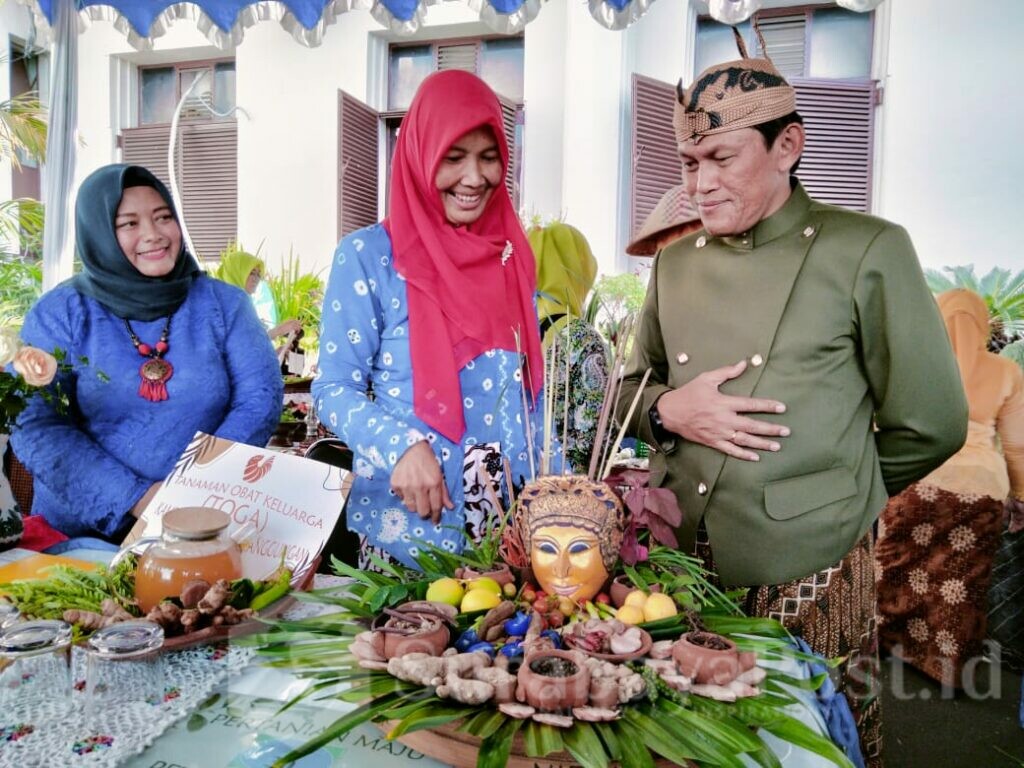 Kepala Dinas Ketahanan Pangan dan Pertanian Kota Malang, Slamet Husnan Hariyadi meninjau peserta dalam dalam rangka memperingati Hari Krida Pertanian ke-51 (ft.cholil)