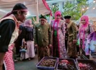 Walikota Sutiaji bersama Ketua Tim Penggerak PKK Kota Malang meninjau stand batik Malangan