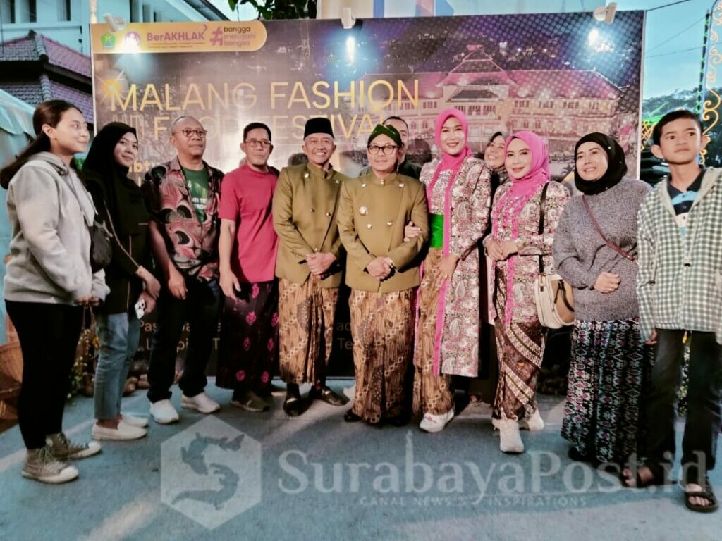 Pengunjung antusias datang di gelaran Malang Fashion and Food Festival. Mereka pun pose bersama Walikota Sutiaji