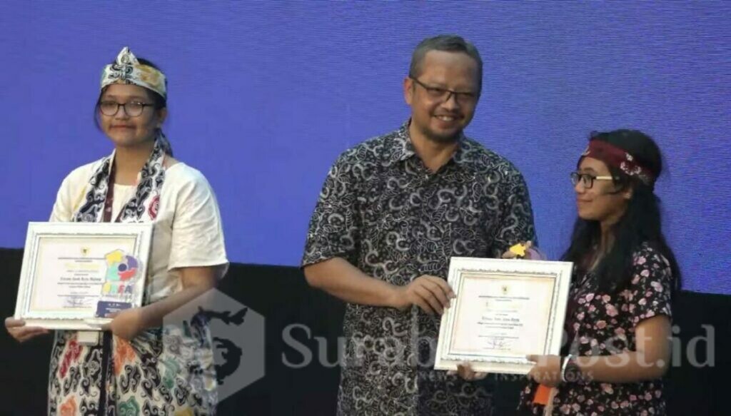 Penyerahan penghargaan oleh Staf Ahli Perlindungan Perempuan dan Anak Kementerian Pemberdayaan Perempuan dan Perlindungan Perempuan (Kemen PPPA) Republik Indonesia, Indra Gunawan (ist)