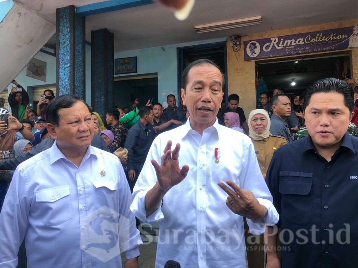 Presiden Jokowi didampingi Menhan, Prabowo Subianto dan Menteri BUMN Erick Thohir saat berada di pasar Bululawang (ist)