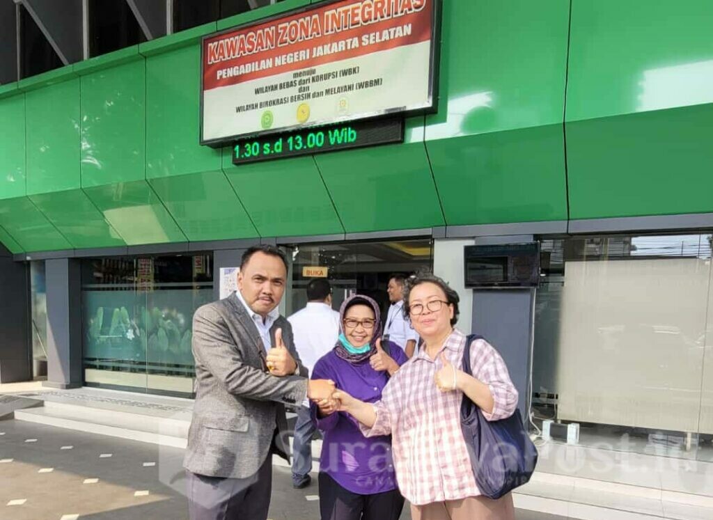 Dr Yayan Riyanto, SH, MH bersama Anggreswari Ratna Kemalawati (tengah) dan Endang (Sahabat Anggreswari) usai sidang putusan gugatan di PN Jakarta Selatan