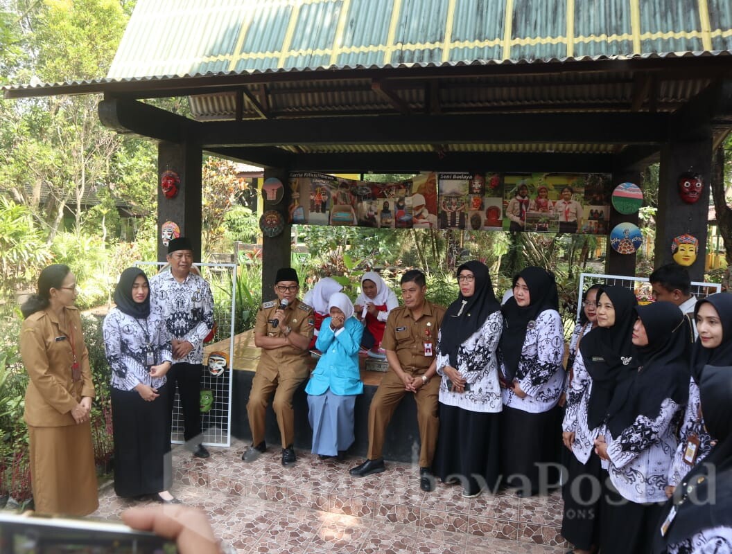 Walikota Malang, H Sutiaji didampingi Kepala Dinas Pendidikan dan Kebudayaan, Suwarjana, mendampingi proses verifikasi dan observasi yang dilakukan Tim Panelis Independen (ist)