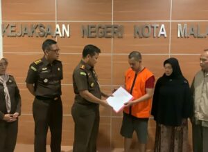 Kajari Edy Winarko menyerahkan surat pembebasan kepada pelaku. Penyerahan juga di dampingi Kasi Pidum Kusbiantoro, dan Jaksa penuntut umum, Denny Trisnasari.