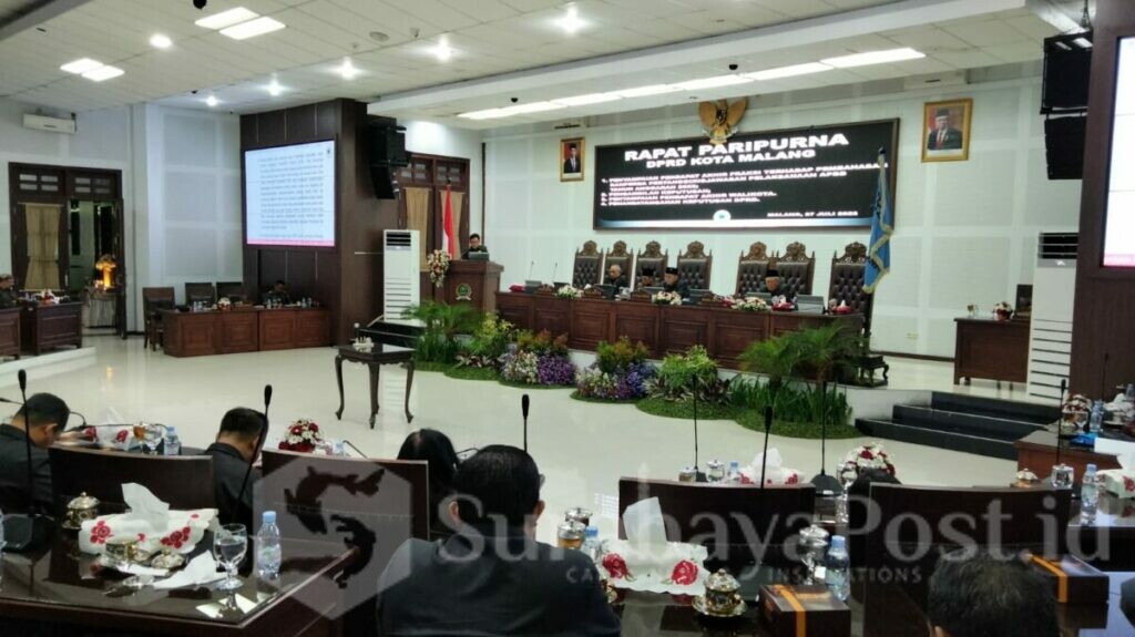 Juru Bicara Banggar DPRD Kota Malang, Bayu Rekso Aji, saat menyampaikan laporan Banggar terhadap Pembahasan Ranperda PP APBD 2022
