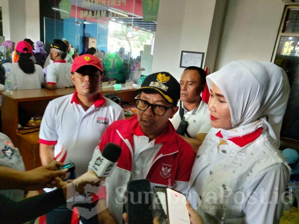 Walikota Malang H Sutiaji didampingi Bunda Paud Hj Widayati serta Kadisdikbud, Suwarjana, memberikan keterangan kepada wartawan
