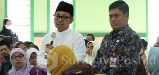 Wali Kota Malang Drs. H. Sutiaji didampingi Kadisdikbud, Suwarjana, memberikan arahan di SMPN 20 (ist)