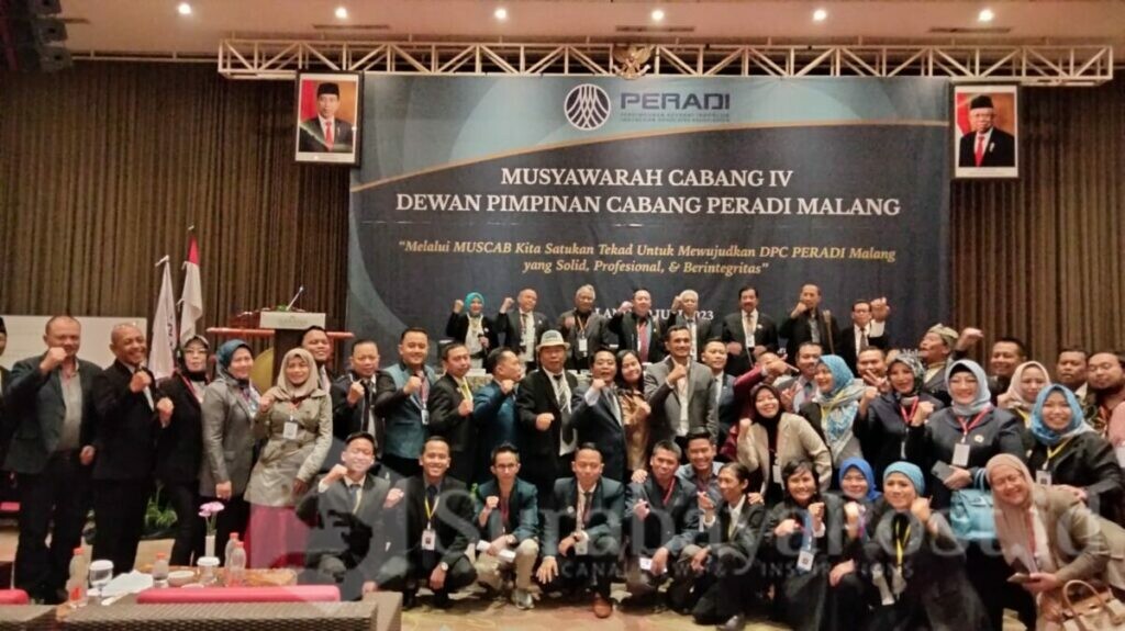 Ketua terpilih Dian Aminudin pose bersama usai gelaran Muscab IV Peradi Malang di hotel Savana, Kota Malang, Jawa Timur, pada Sabtu (29/07/2023) malam