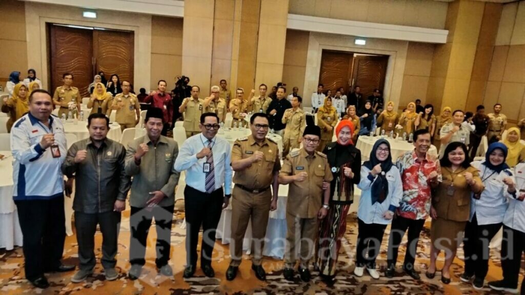 Walikota Malang, H Sutiaji didampingi Wakil walikota, Sofyan Edi Jarwoko dan Ketua Tim Penggerak PKK pose bersama tamu undangan dalam perayaan HUT ke-72 BPR Tugu Artha Sejahtera, Senin (31/07/2023)
