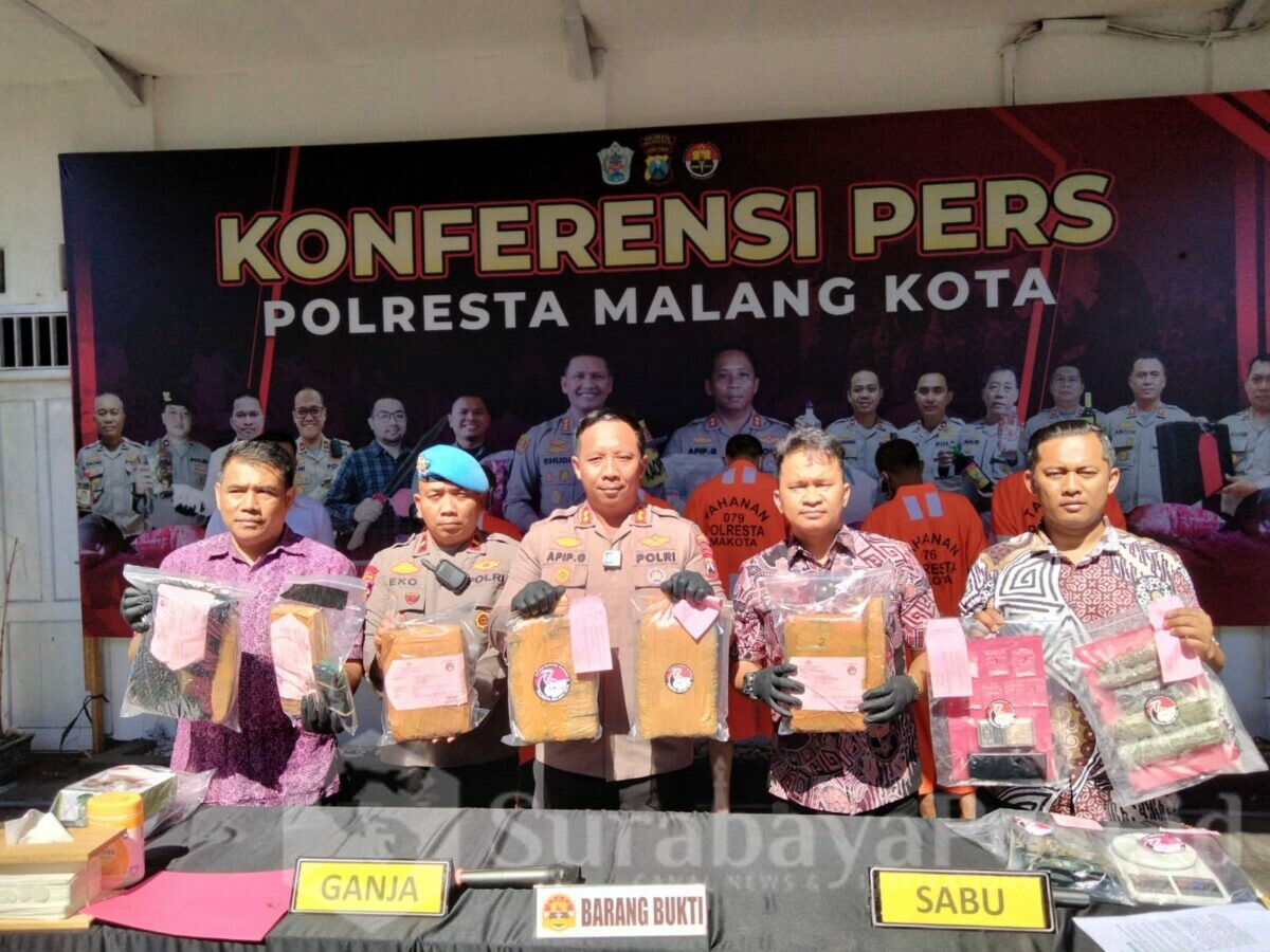 Waka Polresta Malang Kota, AKBP Apip Ginanjar didampingi Kasat Resnarkoba Kompol Eka Wira Dharma Sibarani menunjukkan barang bukti hasil ungkap jaringan narkoba