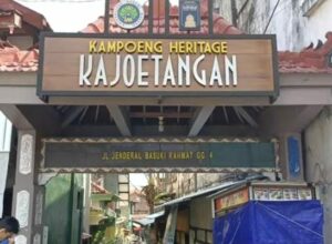 UMKM: Pintu masuk Kampung Kayutangan Heritage Gang 4 dengan beberapa UMKM. (istimewa)