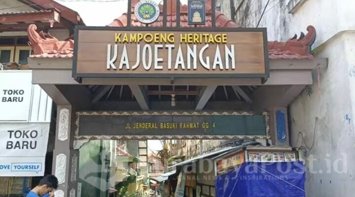 UMKM: Pintu masuk Kampung Kayutangan Heritage Gang 4 dengan beberapa UMKM. (istimewa)