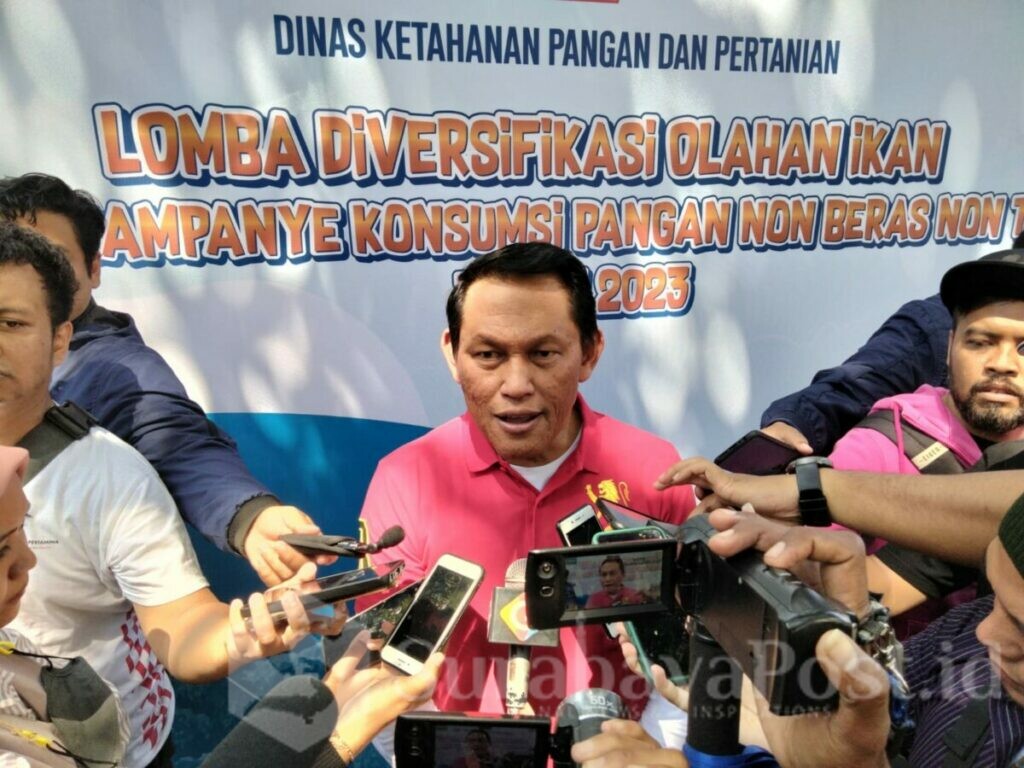 Kepala Dispangtan Kota Malang, Slamet Husnan Haryadi memberikan keterangan kepada wartawan