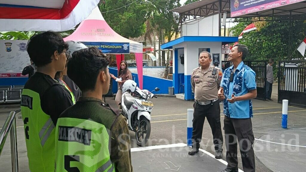 Petugas Satpas Polresta Malang Kota selalu memberikan arahan kepada para pemohon SIM sebelum melakukan ujian praktik (ist)