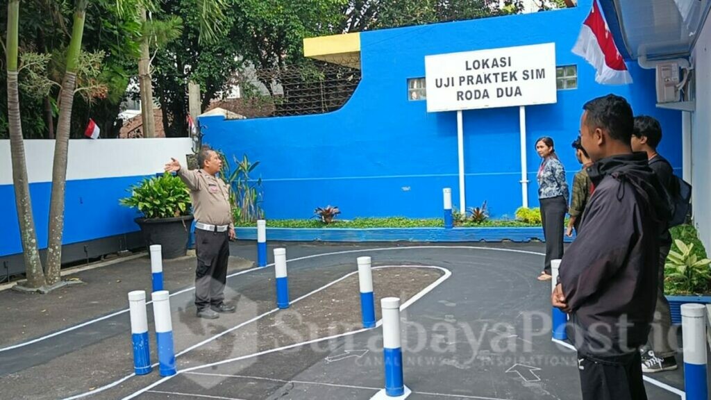 Petugas Satpas Polresta Malang Kota selalu memberikan arahan kepada para pemohon SIM sebelum melakukan ujian praktik (ist)
