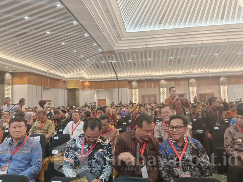 Walikota Malang, H Sutiaji hadir dalam rapat tersebut bersama kepala daerah lainnya