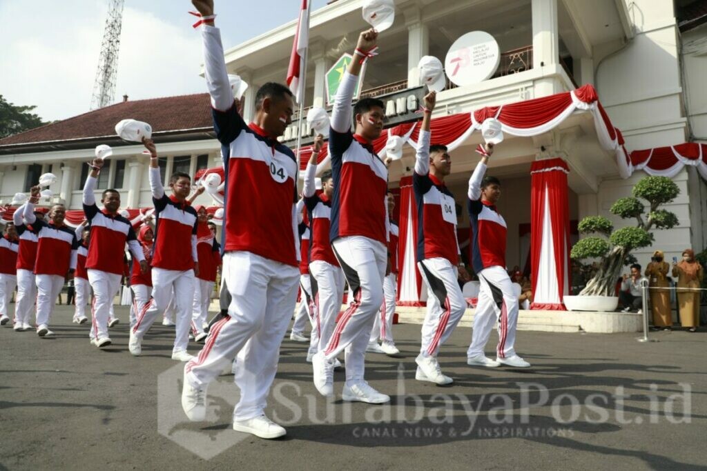 Tim Humas Setda Kota Malang tampil memukau dalam lomba PBB yang digelar dalam rangka menyambut HUT RI ke-78 di halamannya Balaikota Malang, Senin (07/08/2023)