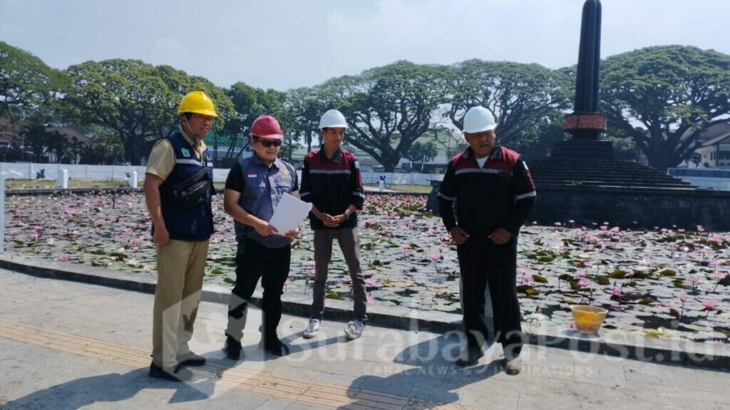 Tim PPS Kejari Kota Malang saat melakukan pengecekkan progres revitalisasi Alun Alun Tugu