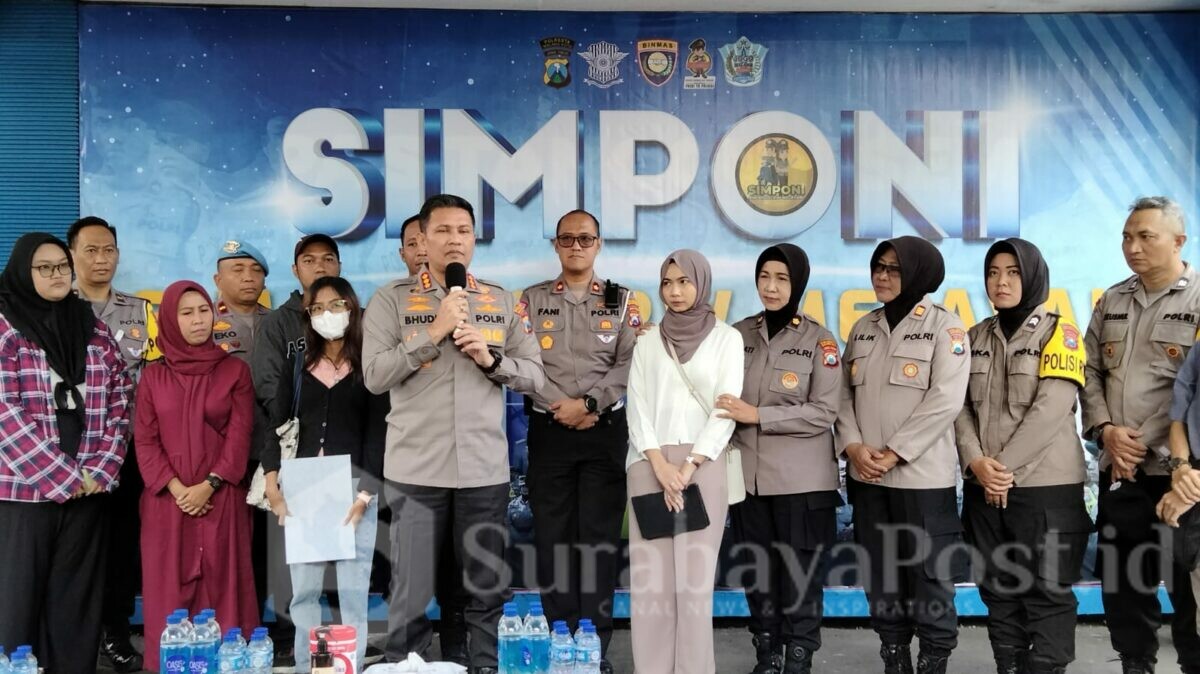 Kapolresta Malang Kota, Kombes Pol Budi Hermanto (memegang mik) saat meresmikan layanan SIMPONI di Satpas SIM Polresta Malang Kota, Rabu (09/08/2023).