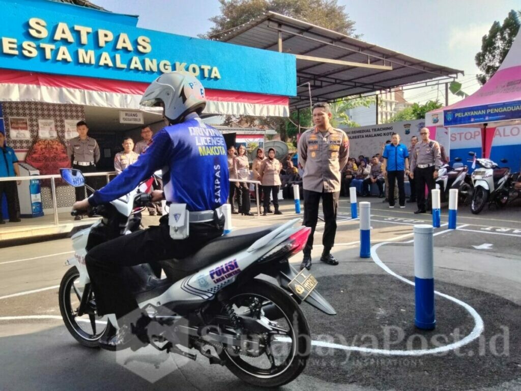 PERMUDAH: Polresta Malang Kota juga memberikan coaching clinic serta remedial teaching bagi pemohon SIM yang dipandu Driving Lecense Makota (petugas yang memiliki sertifikat penguji)