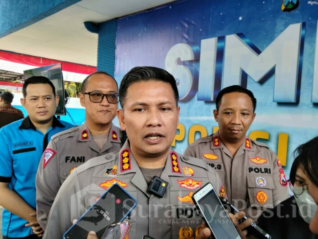 Kapolresta Malang Kota, Kombes Pol Budi Hermanto memberikan keterangan kepada wartawan usai peresmian program SIMPONI di Satpas Kota Malang