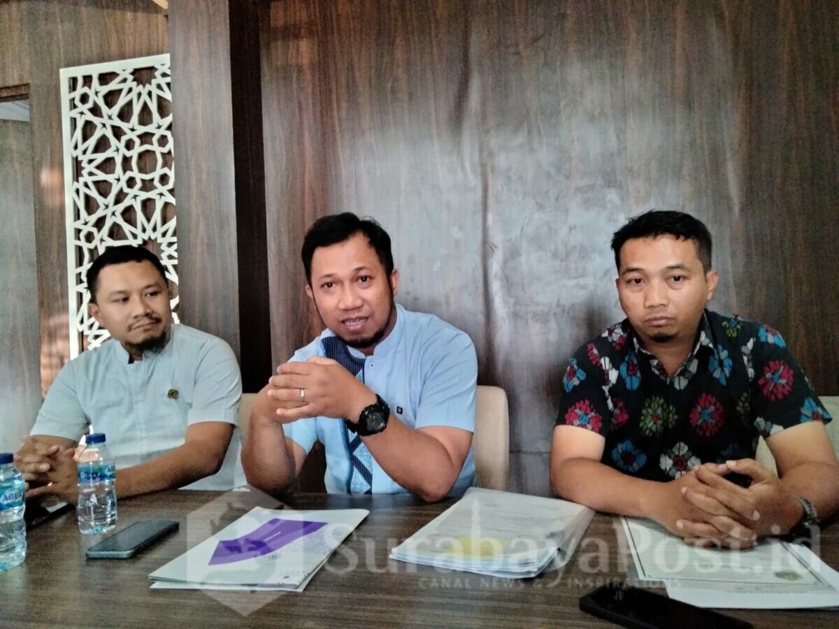Head Legal Primaland, Yanuar Risyahwan saat ditemui awak media, bersama Direktur Utama Hanip Margo Prasetyo dan Staf legal M. Nurcholis, Kamis (10/08/2023) siang.