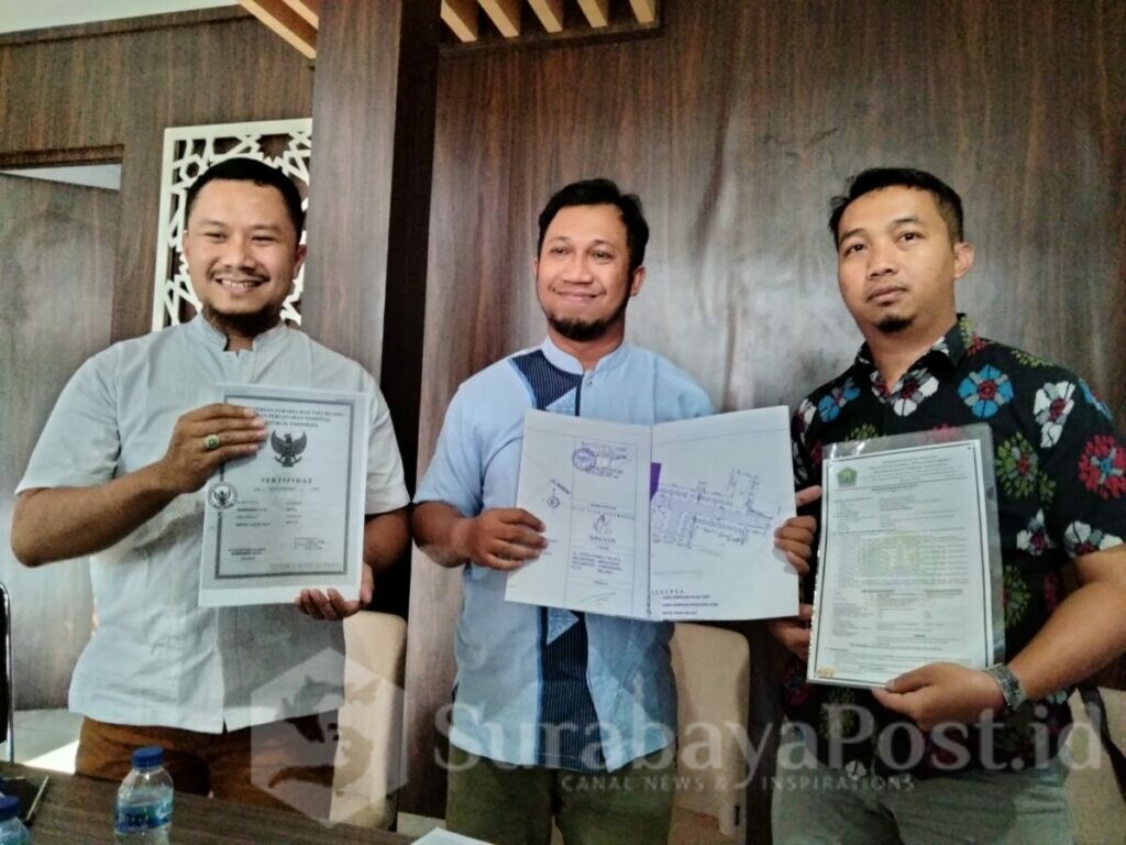 Direktur utama PRIMALAND, Hanip Margo Prasetyo (kiri) dan Yanuar Risyahwan serta M. Nurcholis menunjukkan bukti dokumen SALVIA Premium Kost