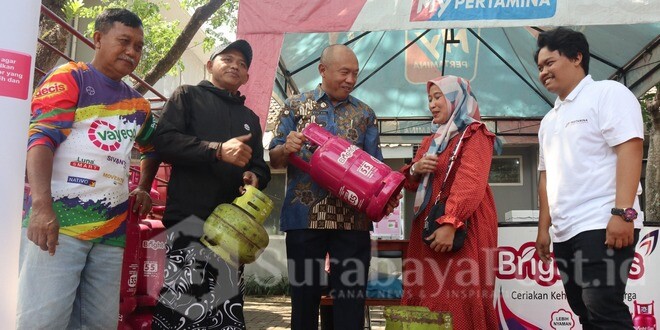 TUKAR: Suasana penukaran tabung gas LPG Subsidi menjadi non subsidi di halaman Diskopindag Kota Malang, Jawa Timur (ist)