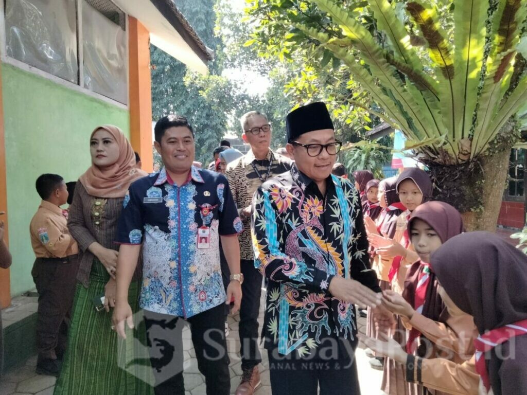 Kehadiran Walikota Sutiaji dan Kepala Disdikbud Kota Malang, mendapat sambutan dari para siswa SD Negeri Tanjungrejo 2