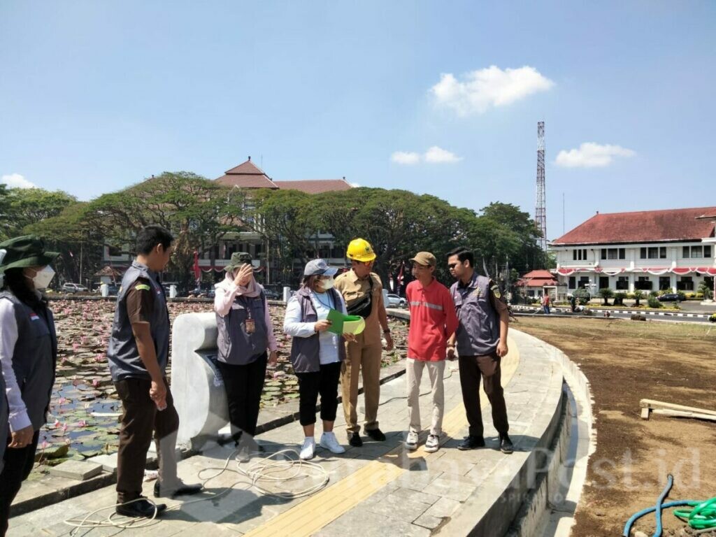 Tim PPS Kejari Kota Malang memantau perkembangan proyek revitalisasi Alun Alun Tugu