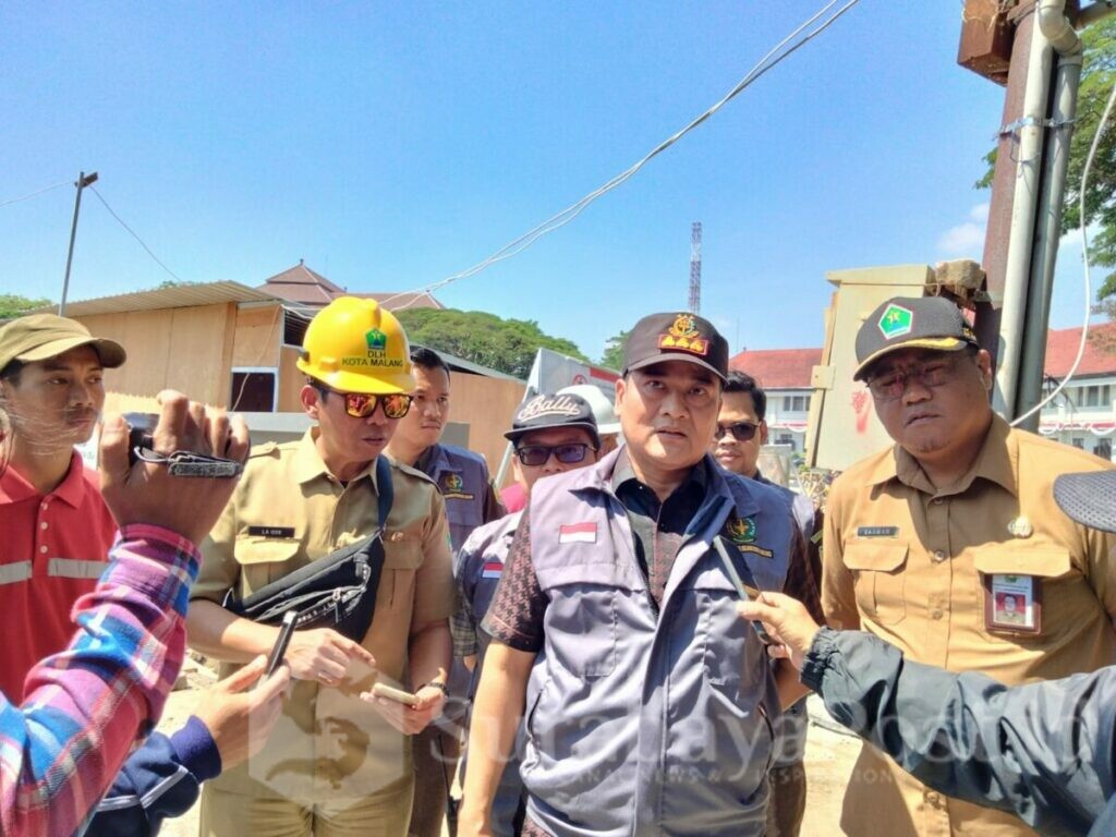 Kepala Kejaksaan Negeri Kota Malang, Edy Winarko, SH, MH memberikan keterangan kepada wartawan disela pemantauan proyek revitalisasi Alun Alun Tugu