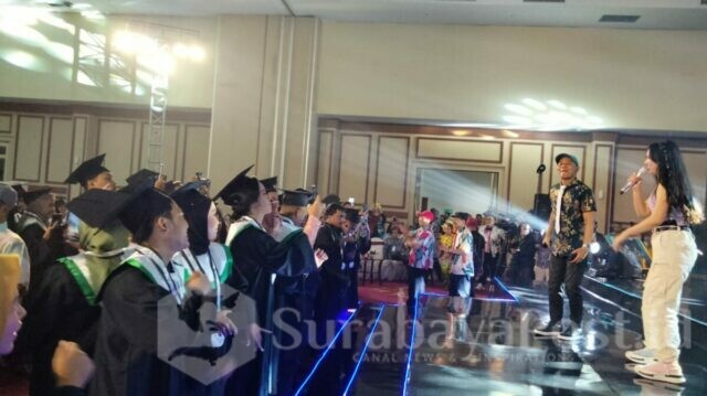 WhatsApp Image 2023-08-16 at 08.02.40 Acara Wisuda IKIP Budi Utomo semakin meriah dengan hadirnya bintang tamu Happy Asmara yang menyanyikan beberapa lagu andalannya.