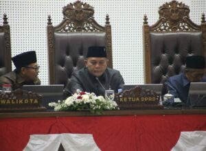 Ketua DPRD Kota Malang, I Made Riandiana Kartika saat memimpin rapat paripurna
