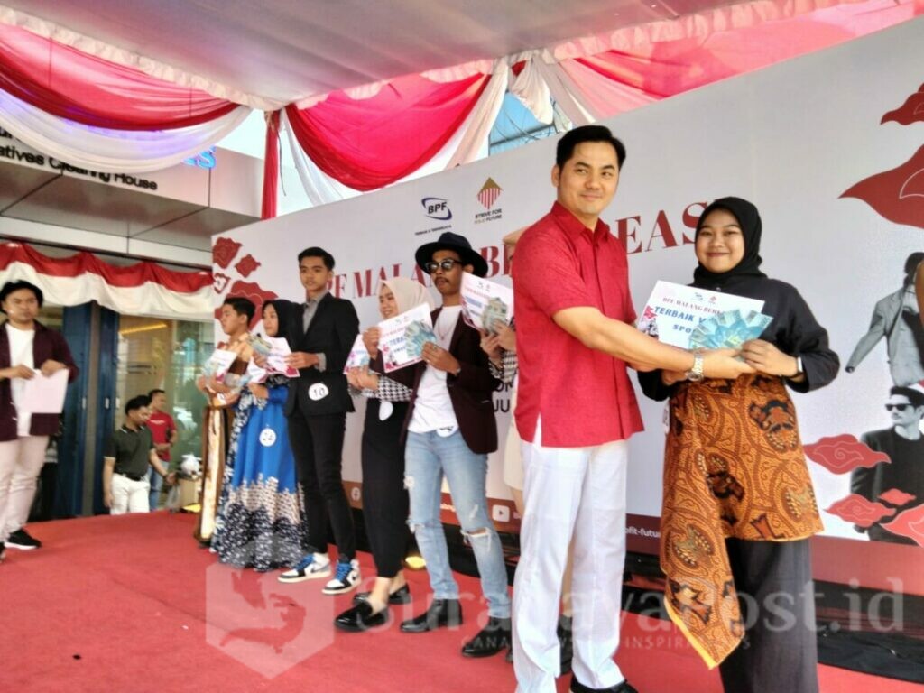 Pimpinan Cabang BPF Malang, Andri memberikan piagam kepada para juara Lomba Fashion show di halaman BPF setempat