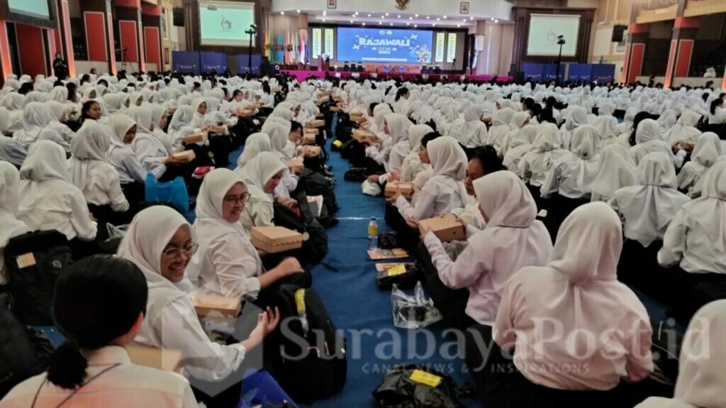 Ribuan mahasiswa baru FTP UB dikenalkan dengan jajanan khas Jawa Timur yaitu gethuk dan jamu saat makan siang di Gedung Samantha Krida.