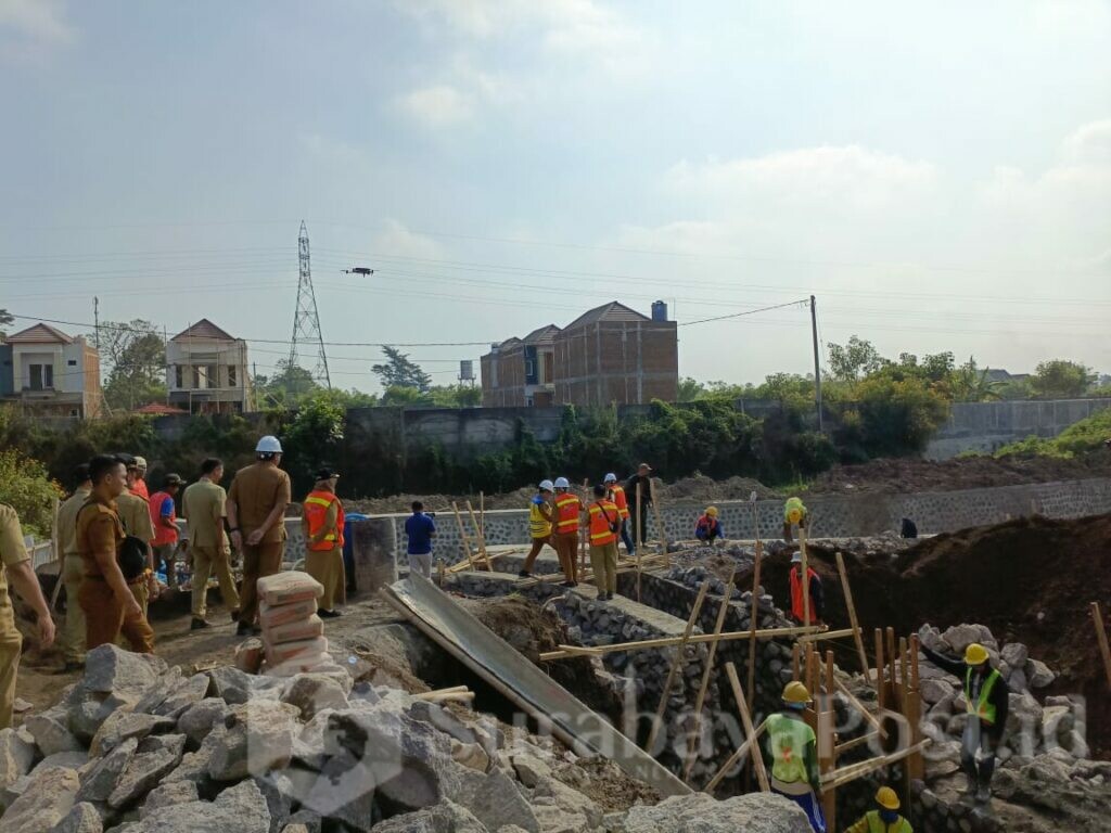 Walikota Malang H Sutiaji saat meninjau pembangunan Bozem di Tunggul Wulung, Kecamatan Lowokwaru, Selasa (22/08/2023)