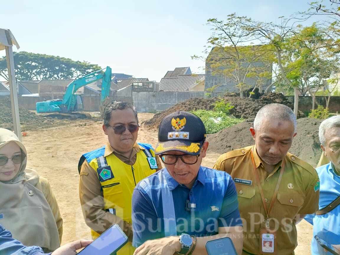 Walikota Malang H Sutiaji memberikan keterangan kepada wartawan di sela peninjauan Bozem Tunggul Wulung
