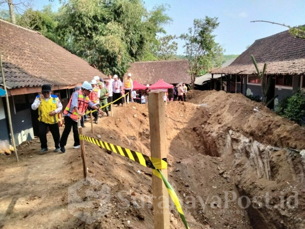 Walikota Malang H Sutiaji bersama Sekda Erik Setyo Santoso meninjau lokasi proyek drainase di Jalan Ki Ageng Gribig, Kedungkandang