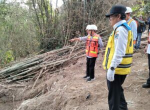 Walikota Malang H Sutiaji menunjuk arah saluran pembuangan air di lokasi proyek drainase