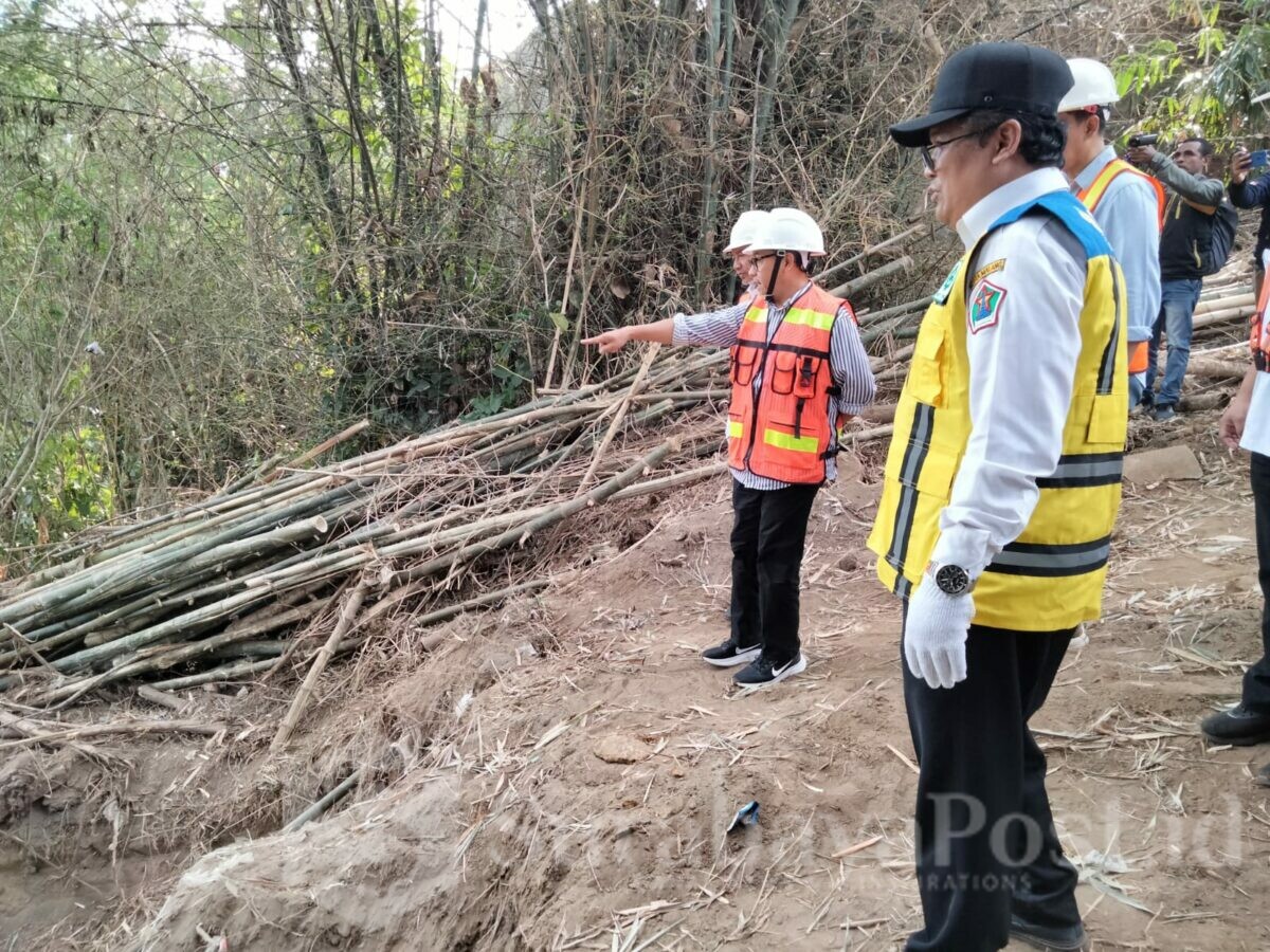 Walikota Malang H Sutiaji menunjuk arah saluran pembuangan air di lokasi proyek drainase