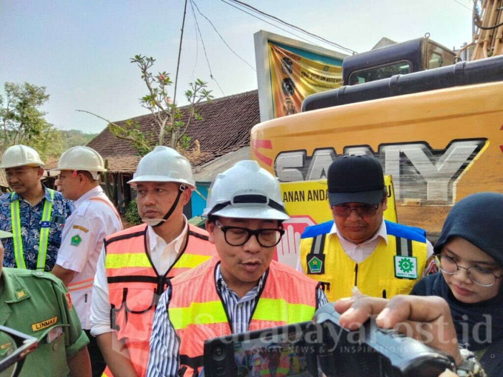 Walikota Sutiaji memberikan keterangan kepada wartawan