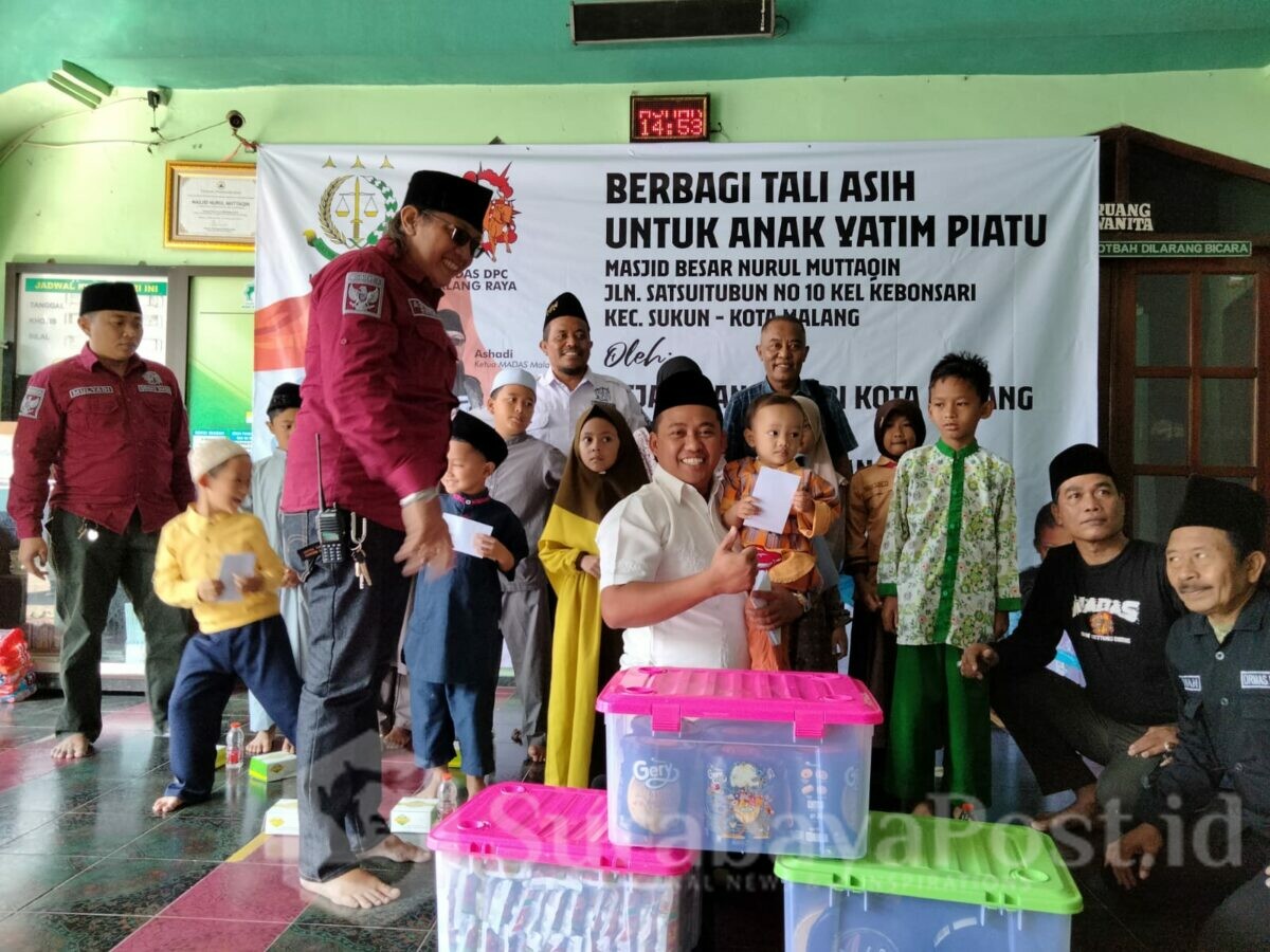 Kejari Kota Malang menggandeng Ormas Madas untuk mendistribusikan paket santunan kepada puluhan anak Yatim di Kebonsari dan Gadang, Kecamatan Sukun, Kota Malang Jawa Timur, Jumat (25/08/2023).