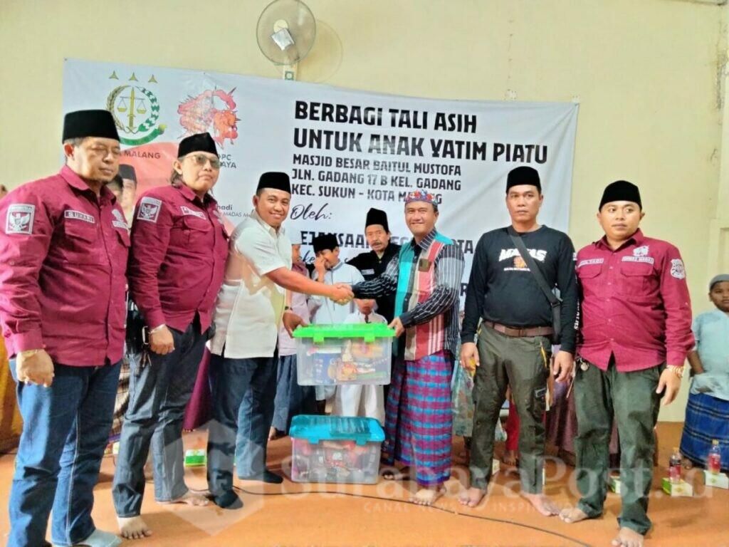 Santunan berikutnya diserahkan Kasi BB Kejari Kota Malang, Muhammad Bayanullah kepada anak Yatim Piatu di Gadang, Kecamatan Sukun Kota Malang