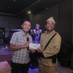 Kasat Intelkam Polresta Malang Kota, Kompol Ferri Dharmawan menyerahkan hadiah juara 1 kepada Dedik Kompas TV