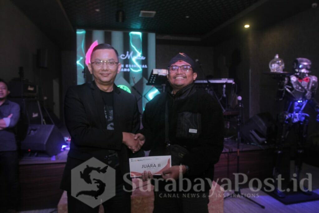 Direktur PT Rekayakti Sadhana, pengusaha sekaligus pencetus lomba karaoke, Yoga Adhinata menyerahkan hadiah juara 3 kepada Daviq dari Medcom