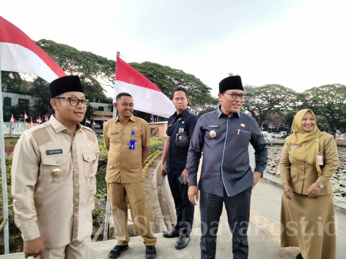Walikota Malang, H Sutiaji dan Wakil Walikota Sofyan Edi Jarwoko saat meninjau progres revitalisasi Alun Alun Tugu