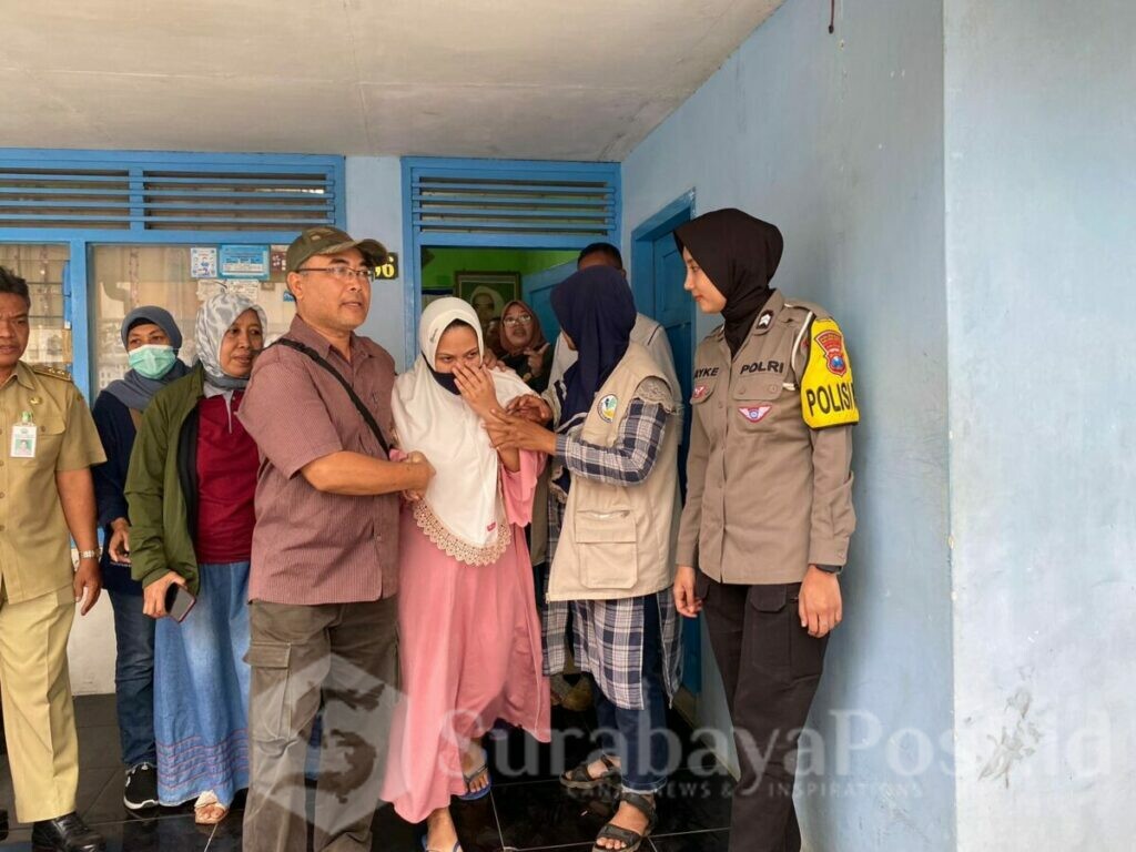 Proses evakuasi pasien ODGJ ke RSJ oleh Polwan Polisi RW bersama relawan