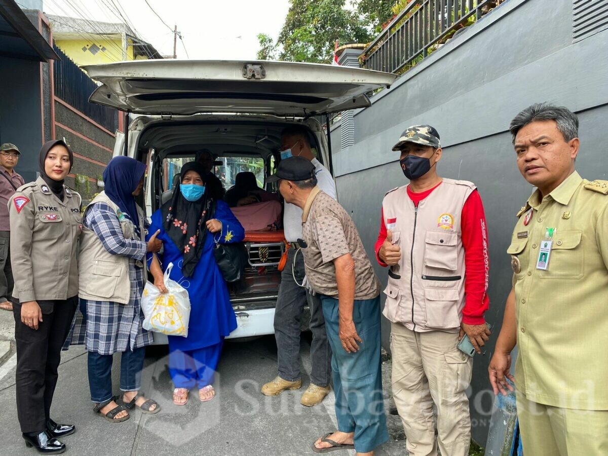 Proses evakuasi pasien ODGJ ke RSJ oleh Polwan Polisi RW bersama relawan